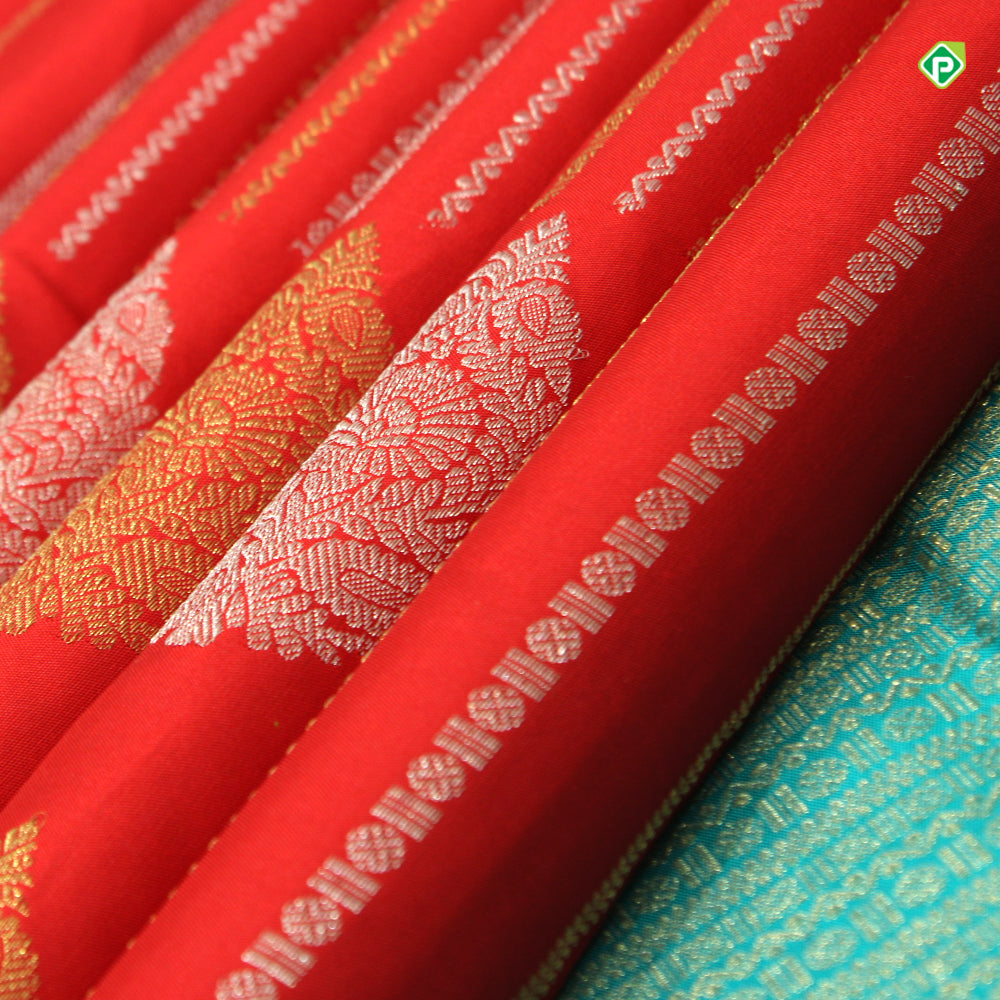 Chilly Red Colour Straight Veldhari Lines With Big Thilagam Border Motifs Trendy Silks Saree